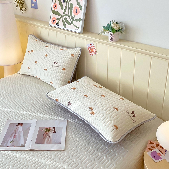 91家纺网 家纺一手货源 找家纺 雨彤家纺 2025年新款A类凉感丝乳胶单人枕套 萌趣蘑菇-棕