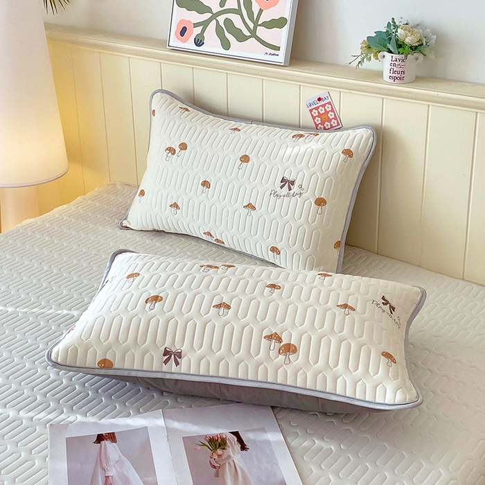 91家纺网 家纺一手货源 找家纺 雨彤家纺 2025年新款A类凉感丝乳胶单人枕套 萌趣蘑菇-棕