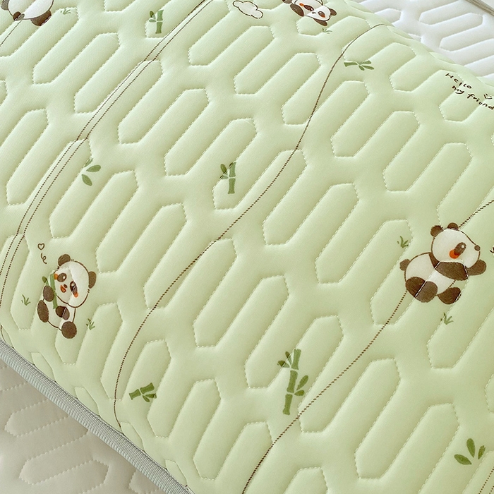 91家纺网 家纺一手货源 找家纺 雨彤家纺 2025年新款A类凉感丝乳胶单人枕套 熊猫宝宝-翠绿