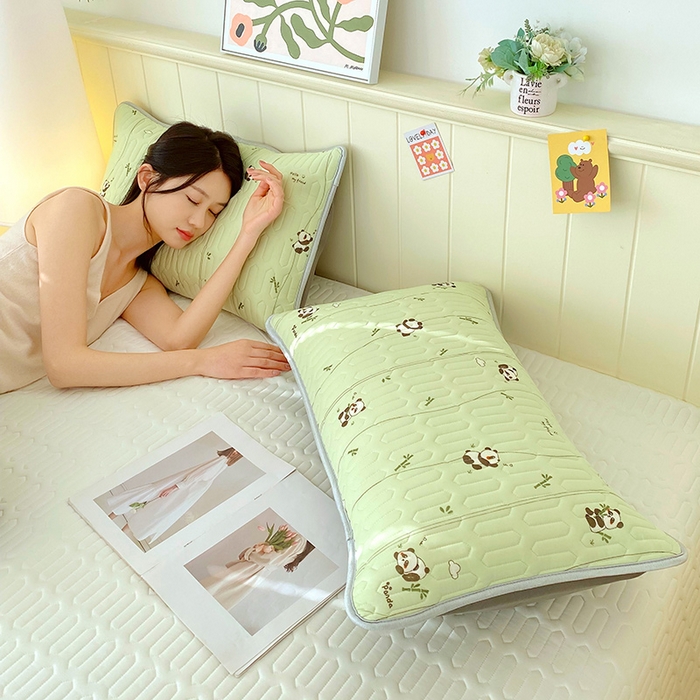 91家纺网 家纺一手货源 找家纺 雨彤家纺 2025年新款A类凉感丝乳胶单人枕套 熊猫宝宝-翠绿