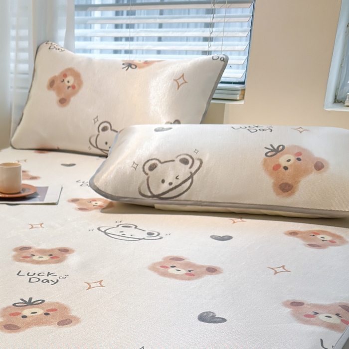 91家纺网 家纺一手货源 找家纺 LIFE.丽芙 2025春夏季新品数码印花冰藤加厚枕头套机包边款（风格二） 黄油小熊