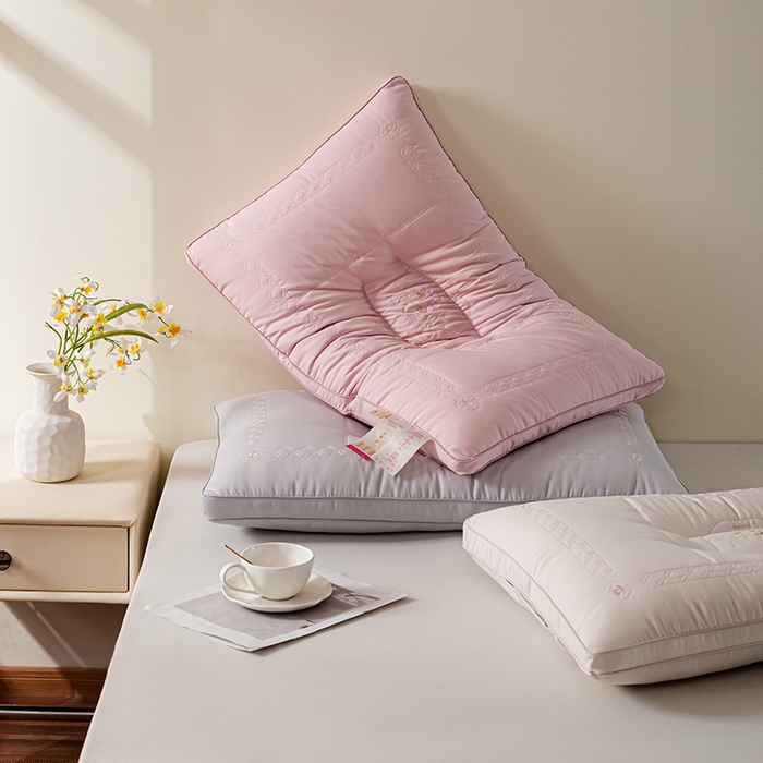 91家纺网 家纺一手货源 找家纺 贤内助家纺 2025新款山茶韵氧颜枕保健枕颈椎枕头枕芯 山茶韵粉