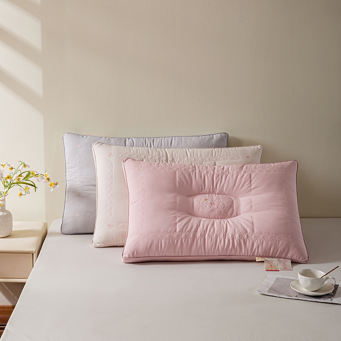 91家纺网 家纺一手货源 找家纺 贤内助家纺 2025新款山茶韵氧颜枕保健枕颈椎枕头枕芯 山茶韵粉