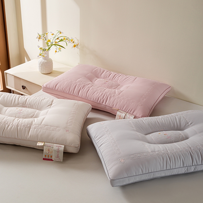 91家纺网 家纺一手货源 找家纺 贤内助家纺 2025新款山茶韵氧颜枕保健枕颈椎枕头枕芯 山茶韵粉