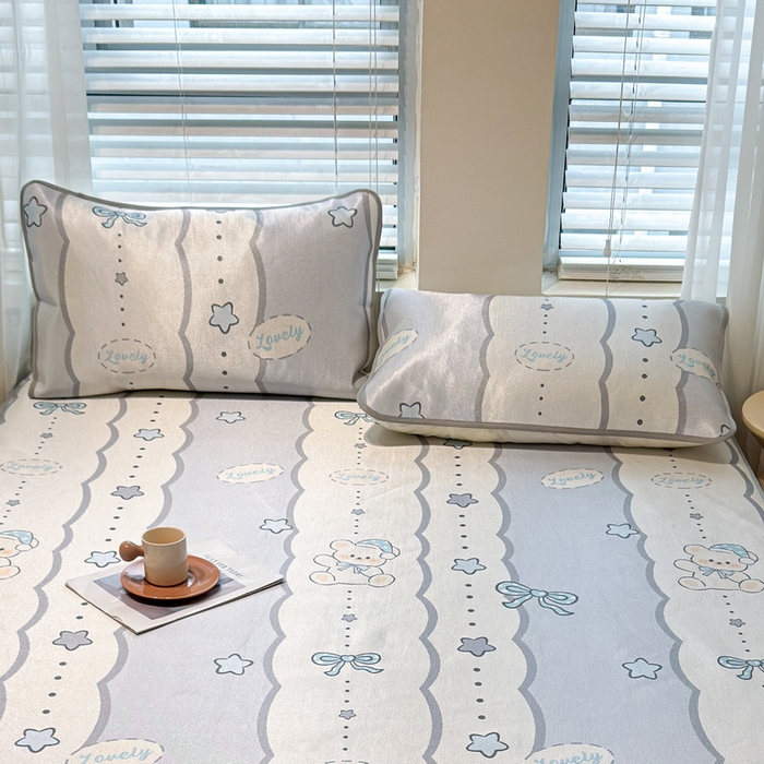 91家纺网 家纺一手货源 找家纺 LIFE.丽芙 2025春夏季新品数码印花冰藤加厚枕头套机包边款（风格二） 甜梦小熊