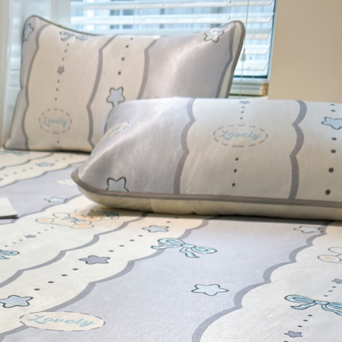 91家纺网 家纺一手货源 找家纺 LIFE.丽芙 2025春夏季新品数码印花冰藤加厚枕头套机包边款（风格二） 甜梦小熊