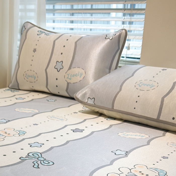 91家纺网 家纺一手货源 找家纺 LIFE.丽芙 2025春夏季新品数码印花冰藤加厚枕头套机包边款（风格二） 甜梦小熊