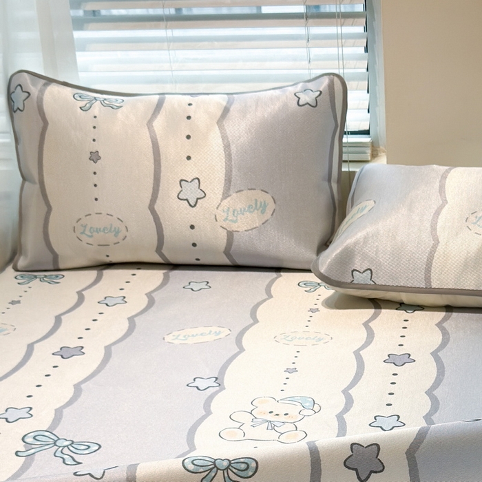 91家纺网 家纺一手货源 找家纺 LIFE.丽芙 2025春夏季新品数码印花冰藤加厚枕头套机包边款（风格二） 甜梦小熊