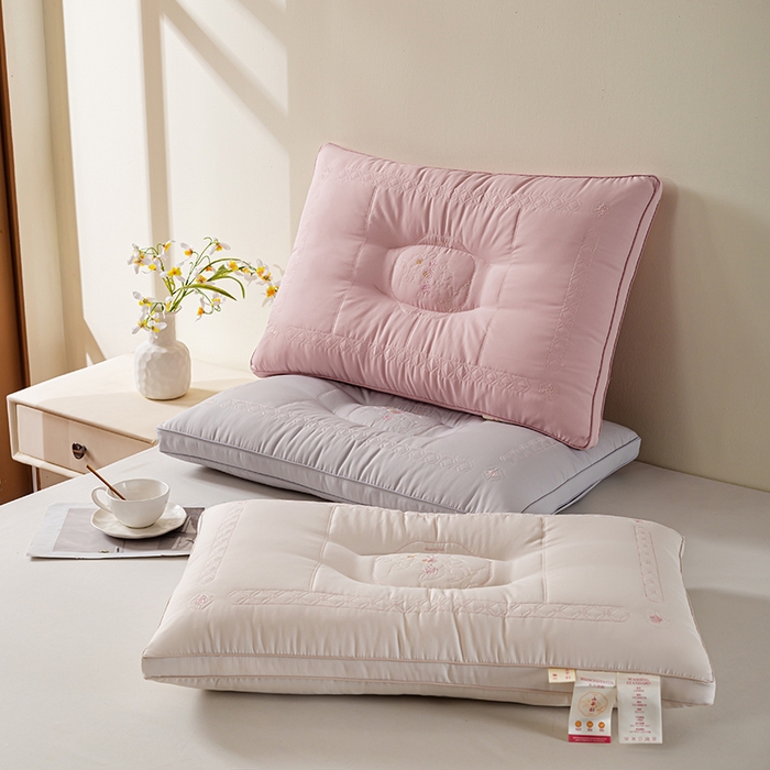 91家纺网 家纺一手货源 找家纺 贤内助家纺 2025新款山茶韵氧颜枕保健枕颈椎枕头枕芯 山茶韵灰