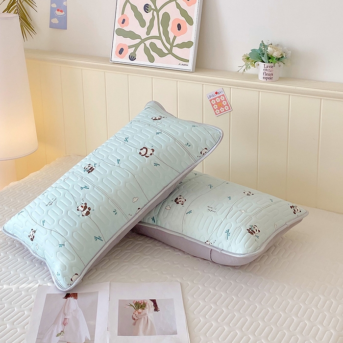 91家纺网 家纺一手货源 找家纺 雨彤家纺 2025年新款A类凉感丝乳胶单人枕套 熊猫宝宝-湖蓝