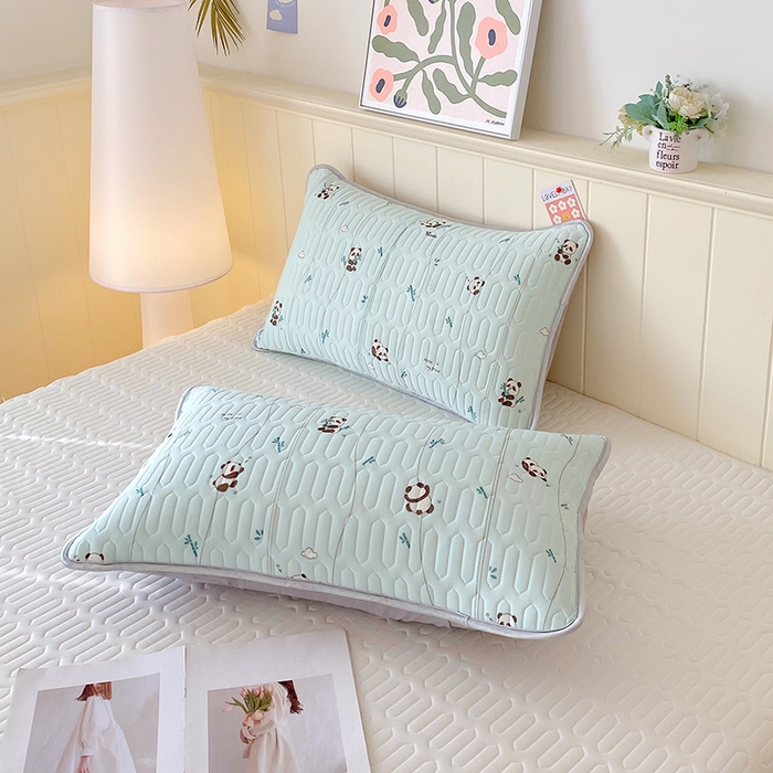 91家纺网 家纺一手货源 找家纺 雨彤家纺 2025年新款A类凉感丝乳胶单人枕套 熊猫宝宝-湖蓝