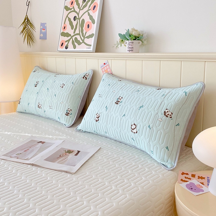 91家纺网 家纺一手货源 找家纺 雨彤家纺 2025年新款A类凉感丝乳胶单人枕套 熊猫宝宝-湖蓝