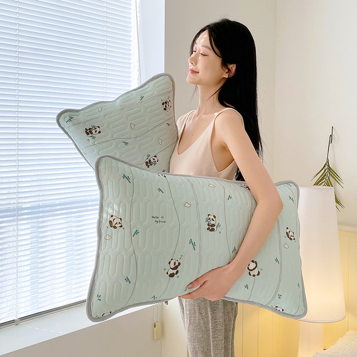 91家纺网 家纺一手货源 找家纺 雨彤家纺 2025年新款A类凉感丝乳胶单人枕套 熊猫宝宝-湖蓝