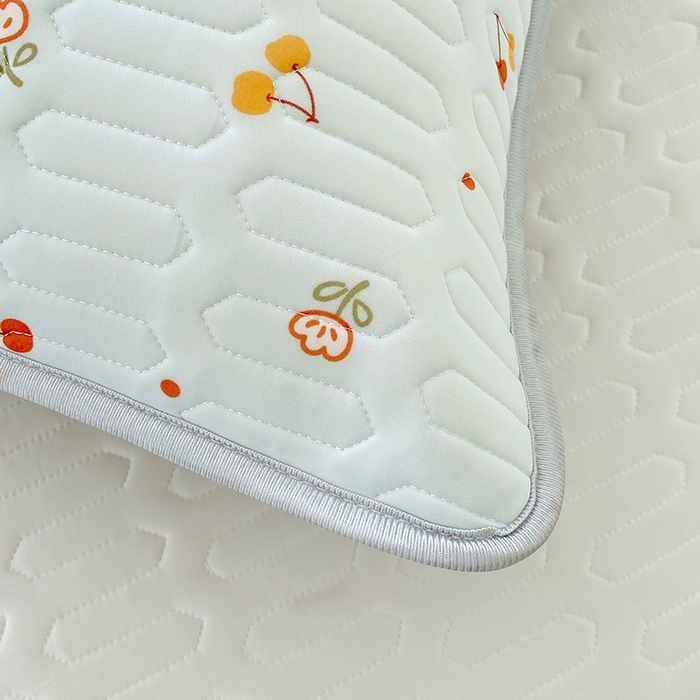 91家纺网 家纺一手货源 找家纺 雨彤家纺 2025年新款A类凉感丝乳胶单人枕套 樱桃小兔