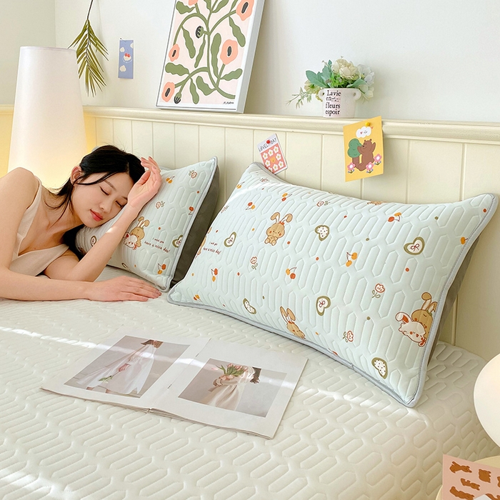 91家纺网 家纺一手货源 找家纺 雨彤家纺 2025年新款A类凉感丝乳胶单人枕套 樱桃小兔