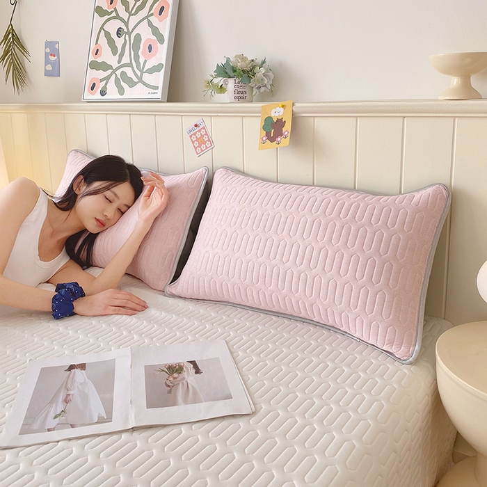 91家纺网 家纺一手货源 找家纺 雨彤家纺 2025年新款A类凉感丝乳胶单人枕套 肌理纹-粉