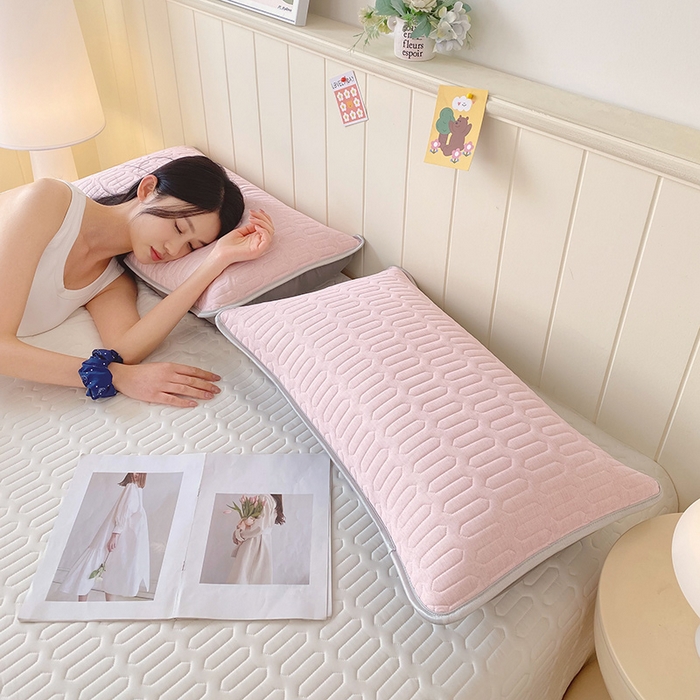 91家纺网 家纺一手货源 找家纺 雨彤家纺 2025年新款A类凉感丝乳胶单人枕套 肌理纹-粉