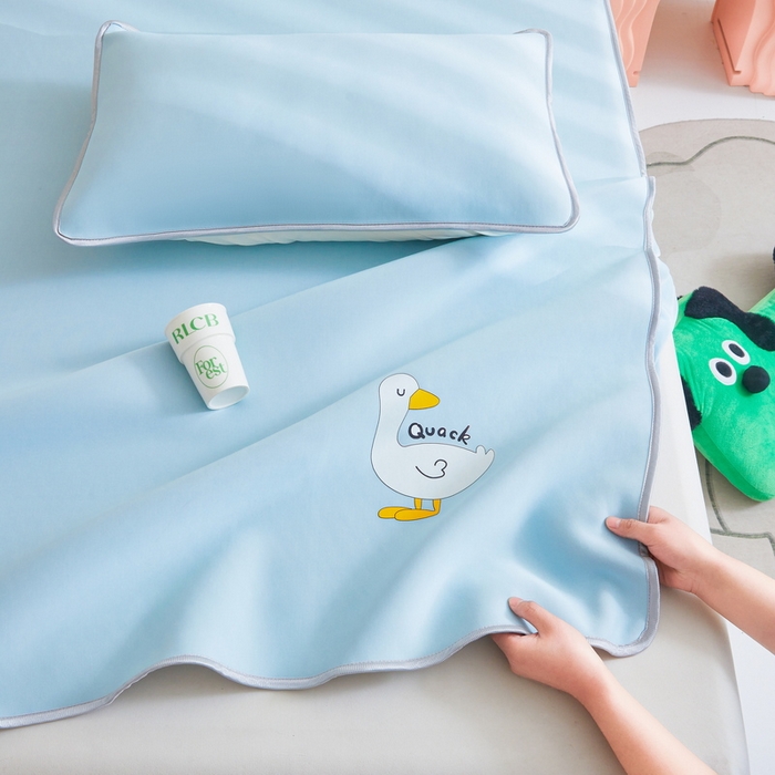 91家纺网 家纺一手货源 找家纺 LIFE.丽芙 2025春夏新款独家研发太空层凉感冰丝枕头套素色包边款 浅兰