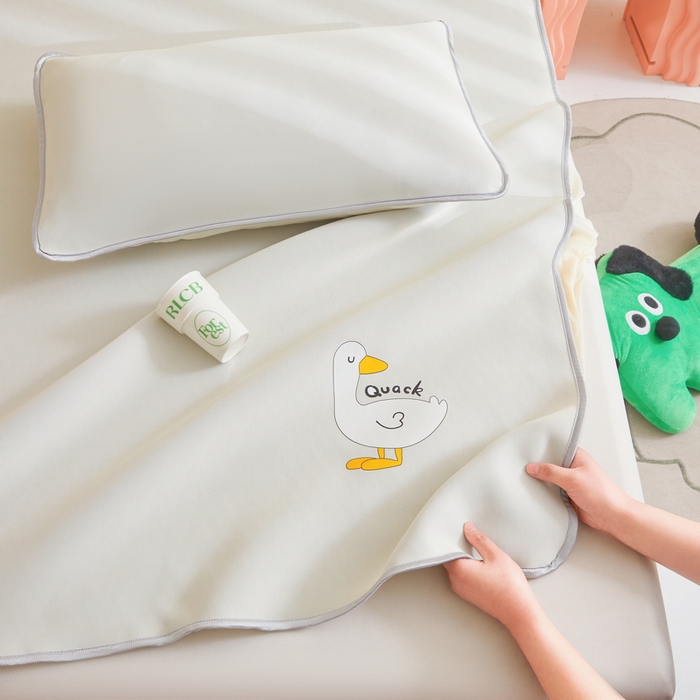 91家纺网 家纺一手货源 找家纺 LIFE.丽芙 2025春夏新款独家研发太空层凉感冰丝枕头套素色包边款 奶昔黄