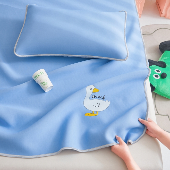 91家纺网 家纺一手货源 找家纺 LIFE.丽芙 2025春夏新款独家研发太空层凉感冰丝枕头套素色包边款 冰蓝