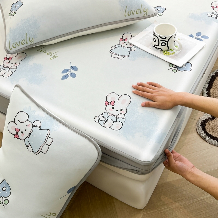 91家纺网 家纺一手货源 找家纺 LIFE.丽芙 2025春夏新款独家研发太空层凉感冰丝枕头套印花包边款 安妮兔