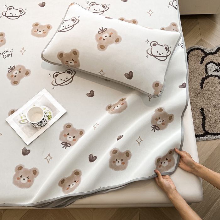 91家纺网 家纺一手货源 找家纺 LIFE.丽芙 2025春夏新款独家研发太空层凉感冰丝枕头套印花包边款 黄油小熊