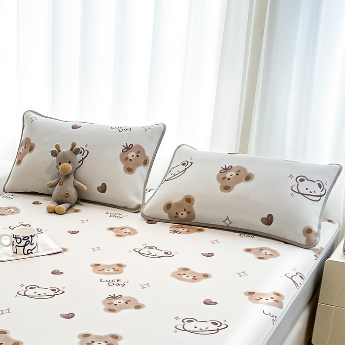 91家纺网 家纺一手货源 找家纺 LIFE.丽芙 2025春夏新款独家研发太空层凉感冰丝枕头套印花包边款 黄油小熊