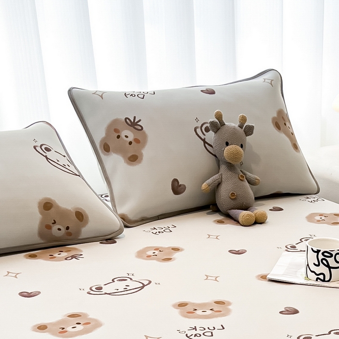 91家纺网 家纺一手货源 找家纺 LIFE.丽芙 2025春夏新款独家研发太空层凉感冰丝枕头套印花包边款 黄油小熊