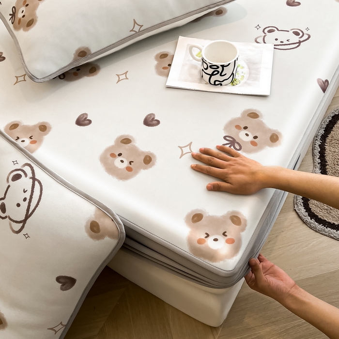 91家纺网 家纺一手货源 找家纺 LIFE.丽芙 2025春夏新款独家研发太空层凉感冰丝枕头套印花包边款 黄油小熊