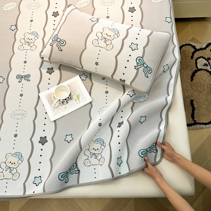 91家纺网 家纺一手货源 找家纺 LIFE.丽芙 2025春夏新款独家研发太空层凉感冰丝枕头套印花包边款 甜梦小熊