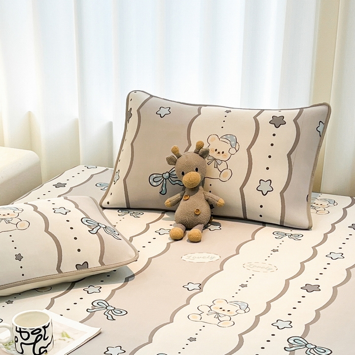 91家纺网 家纺一手货源 找家纺 LIFE.丽芙 2025春夏新款独家研发太空层凉感冰丝枕头套印花包边款 甜梦小熊