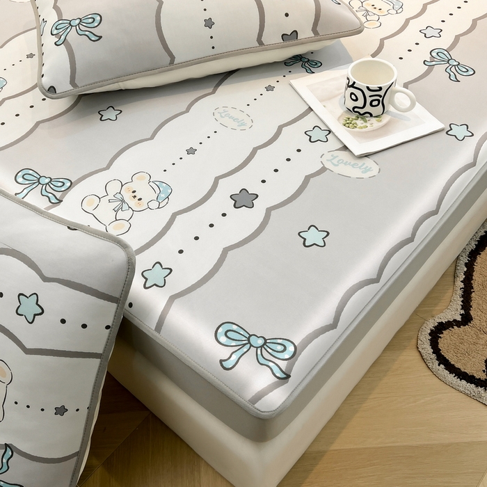 91家纺网 家纺一手货源 找家纺 LIFE.丽芙 2025春夏新款独家研发太空层凉感冰丝枕头套印花包边款 甜梦小熊