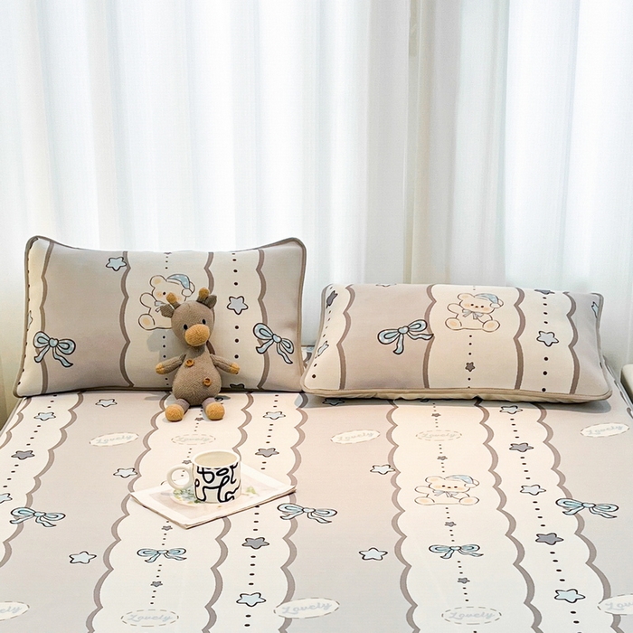 91家纺网 家纺一手货源 找家纺 LIFE.丽芙 2025春夏新款独家研发太空层凉感冰丝枕头套印花包边款 甜梦小熊