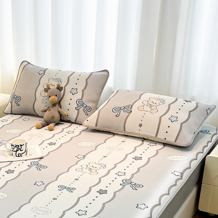 91家纺网 家纺一手货源 找家纺 LIFE.丽芙 2025春夏新款独家研发太空层凉感冰丝枕头套印花包边款 甜梦小熊