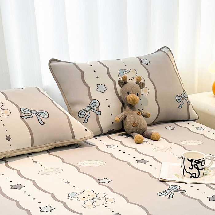 91家纺网 家纺一手货源 找家纺 LIFE.丽芙 2025春夏新款独家研发太空层凉感冰丝枕头套印花包边款 甜梦小熊