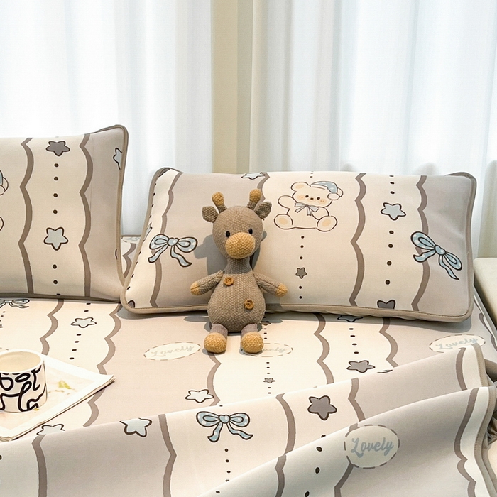 91家纺网 家纺一手货源 找家纺 LIFE.丽芙 2025春夏新款独家研发太空层凉感冰丝枕头套印花包边款 甜梦小熊