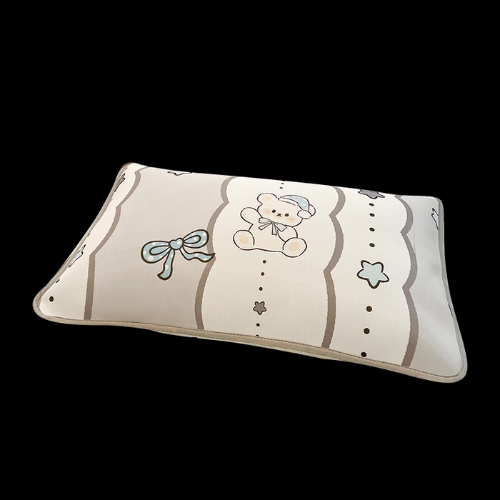 91家纺网 家纺一手货源 找家纺 LIFE.丽芙 2025春夏新款独家研发太空层凉感冰丝枕头套印花包边款 甜梦小熊