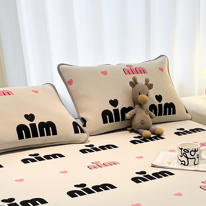 91家纺网 家纺一手货源 找家纺 LIFE.丽芙 2025春夏新款独家研发太空层凉感冰丝枕头套印花包边款 甜心粉