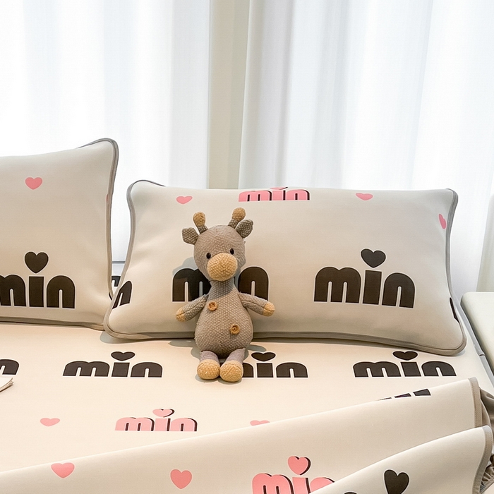 91家纺网 家纺一手货源 找家纺 LIFE.丽芙 2025春夏新款独家研发太空层凉感冰丝枕头套印花包边款 甜心粉