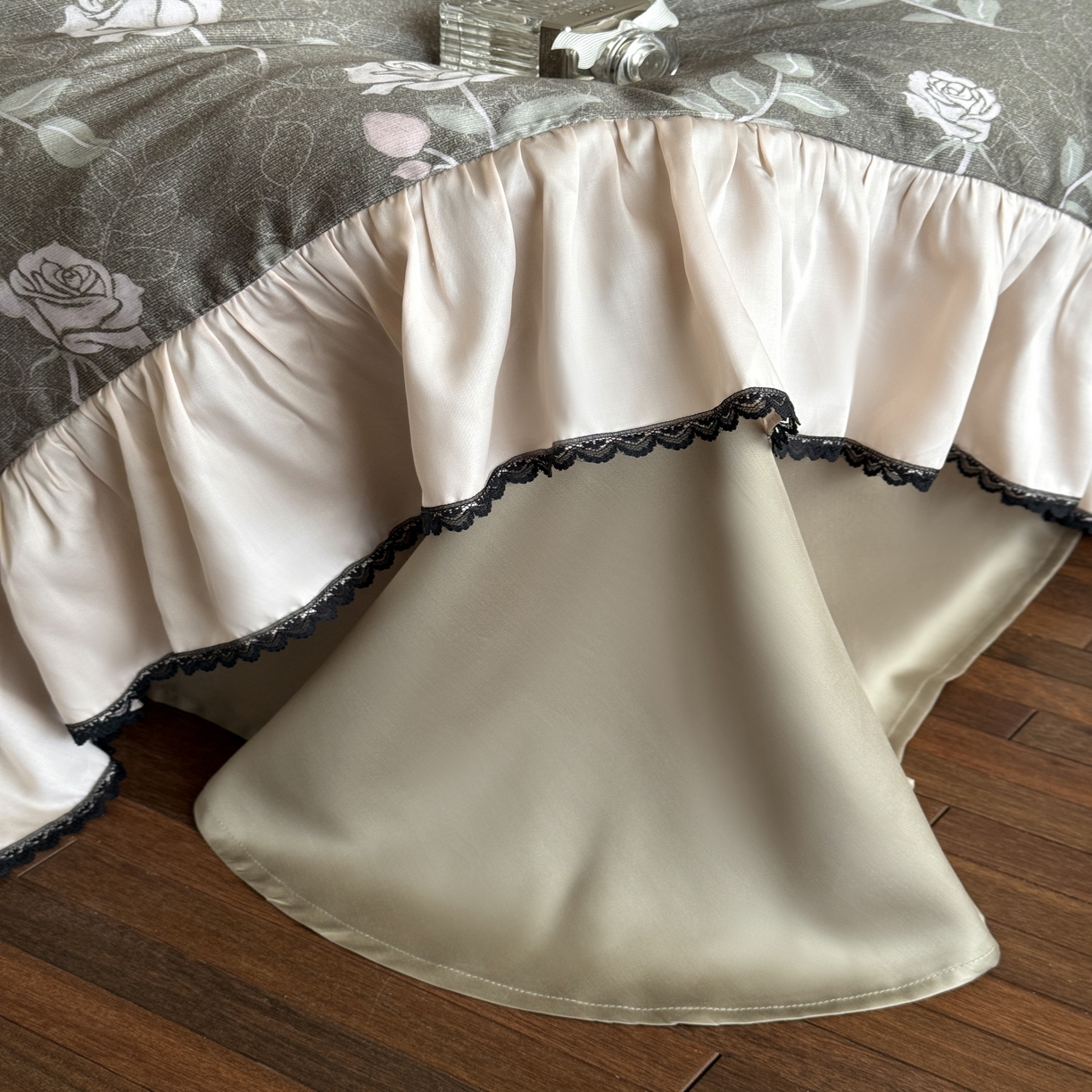 91家纺网 家纺一手货源 找家纺 佳汐蓝家纺 2025春夏新款60s兰精天丝数码印花荷叶花边四件套-芙蕾雅 芙蕾雅-绿色