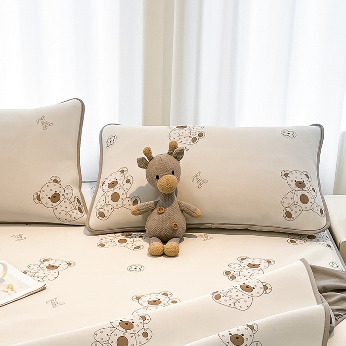 91家纺网 家纺一手货源 找家纺 LIFE.丽芙 2025春夏新款独家研发太空层凉感冰丝枕头套印花包边款 可可熊