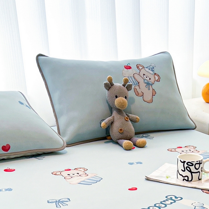 91家纺网 家纺一手货源 找家纺 LIFE.丽芙 2025春夏新款独家研发太空层凉感冰丝枕头套印花包边款 蛋糕熊