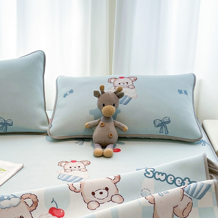 91家纺网 家纺一手货源 找家纺 LIFE.丽芙 2025春夏新款独家研发太空层凉感冰丝枕头套印花包边款 蛋糕熊