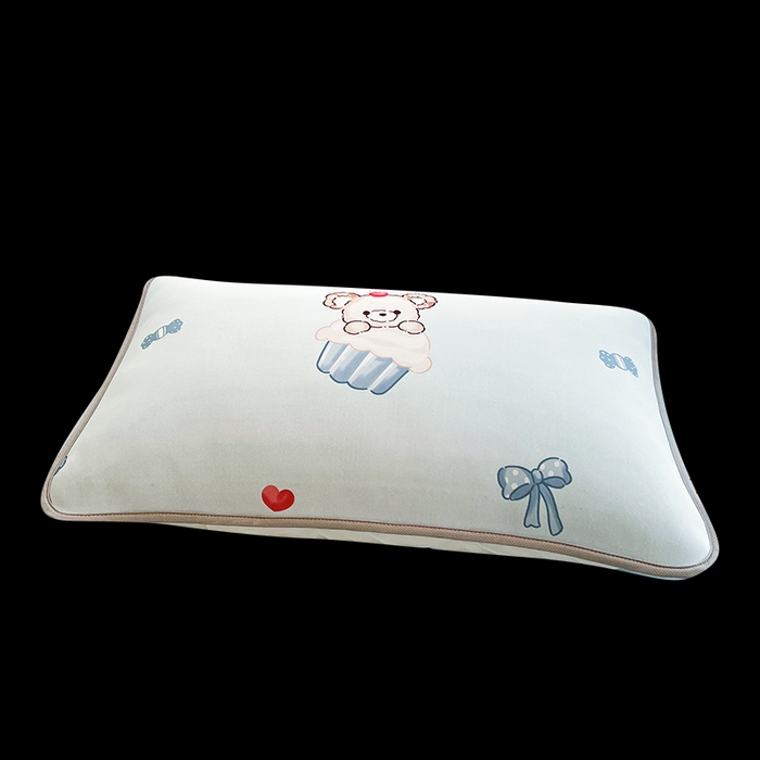 91家纺网 家纺一手货源 找家纺 LIFE.丽芙 2025春夏新款独家研发太空层凉感冰丝枕头套印花包边款 蛋糕熊