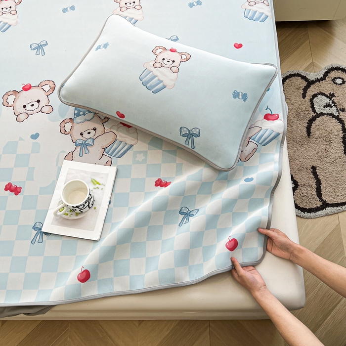 91家纺网 家纺一手货源 找家纺 LIFE.丽芙 2025春夏新款独家研发太空层凉感冰丝枕头套印花包边款 蛋糕熊