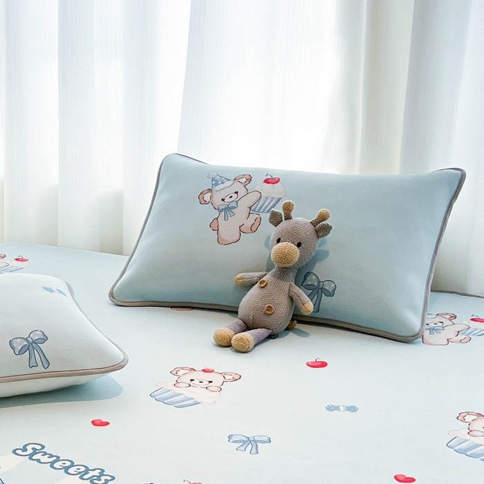 91家纺网 家纺一手货源 找家纺 LIFE.丽芙 2025春夏新款独家研发太空层凉感冰丝枕头套印花包边款 蛋糕熊