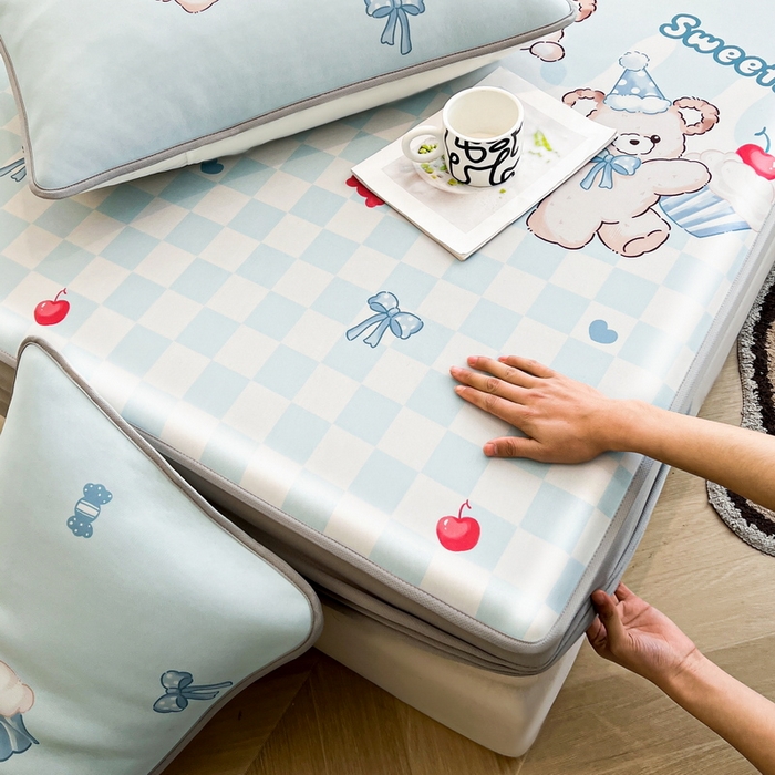 91家纺网 家纺一手货源 找家纺 LIFE.丽芙 2025春夏新款独家研发太空层凉感冰丝枕头套印花包边款 蛋糕熊