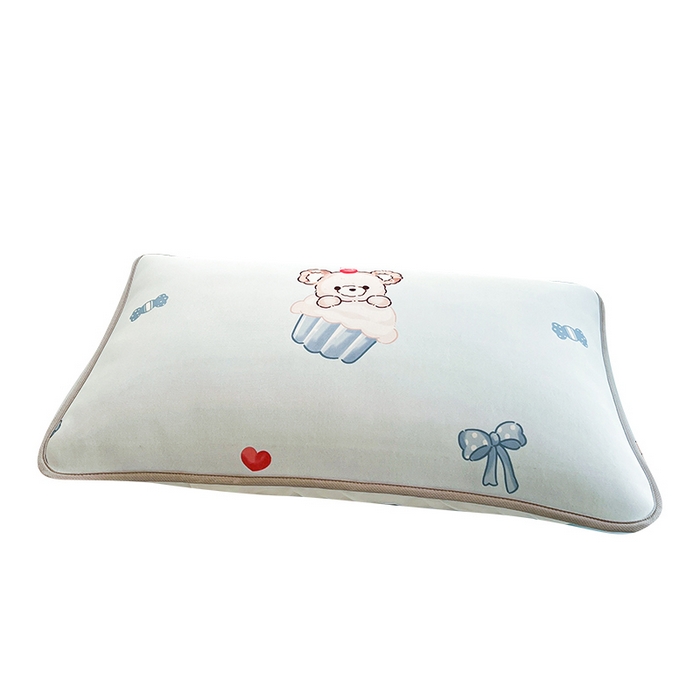 91家纺网 家纺一手货源 找家纺 LIFE.丽芙 2025春夏新款独家研发太空层凉感冰丝枕头套印花包边款 蛋糕熊