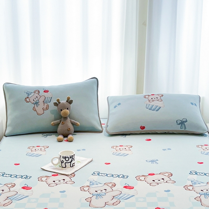 91家纺网 家纺一手货源 找家纺 LIFE.丽芙 2025春夏新款独家研发太空层凉感冰丝枕头套印花包边款 蛋糕熊