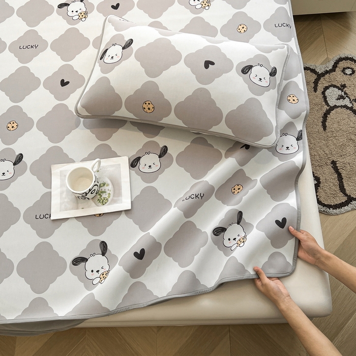 91家纺网 家纺一手货源 找家纺 LIFE.丽芙 2025春夏新款独家研发太空层凉感冰丝枕头套印花包边款 饼干狗
